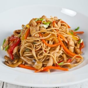 Удон с рисовой лапшой и курицей