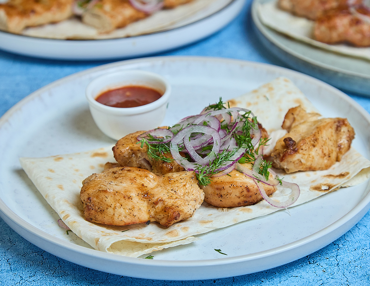 Шашлык из грудки цыпленка на лаваше с соусом и луком