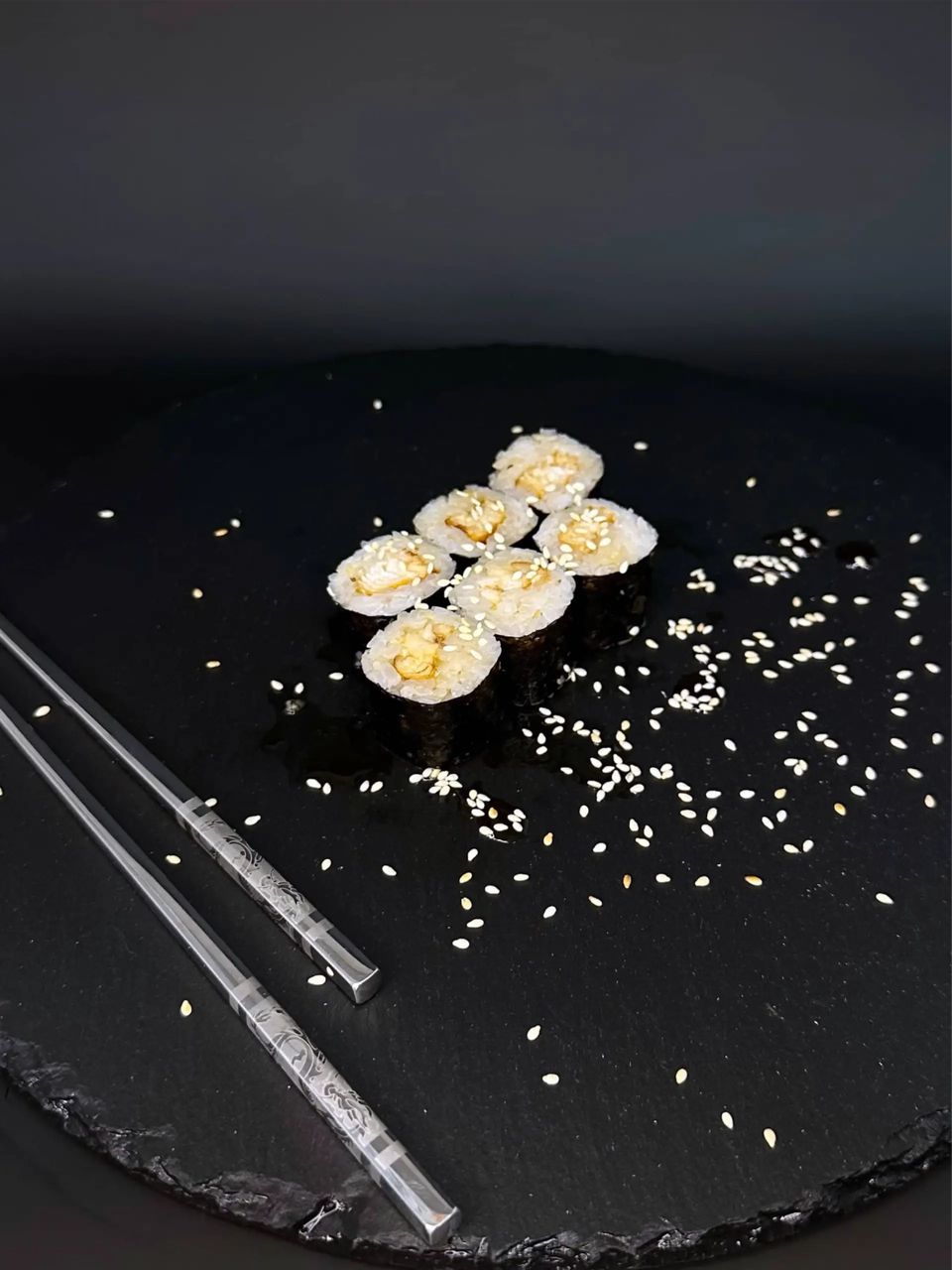 Маки с угрем