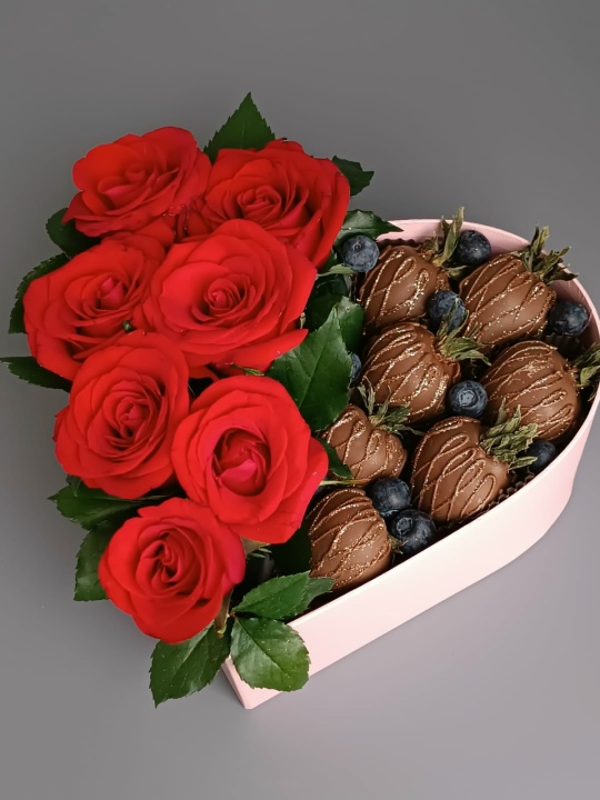 Сердце с клубникой и розами