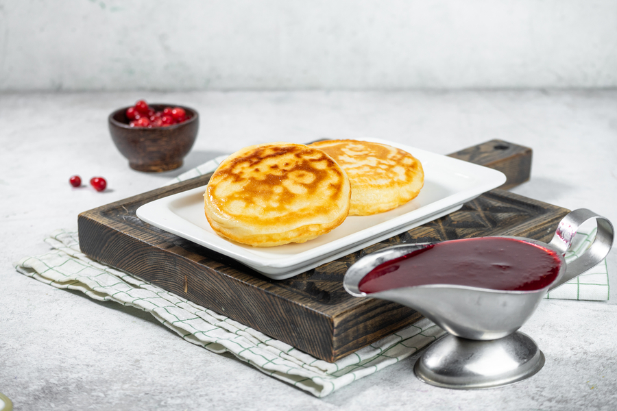 Оладьи с клюквенным джемом