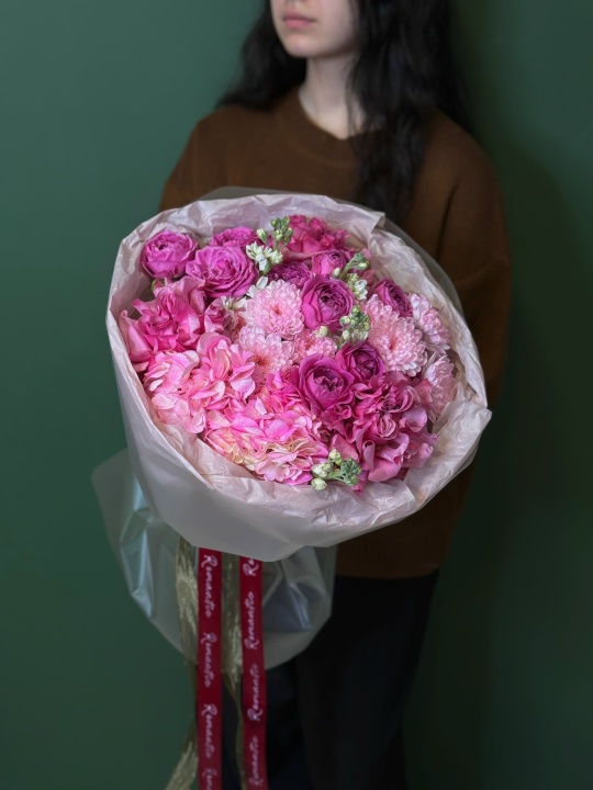 Сочный букет с гортензией, кустовыми розами, маттиолой и хризантемой алтай