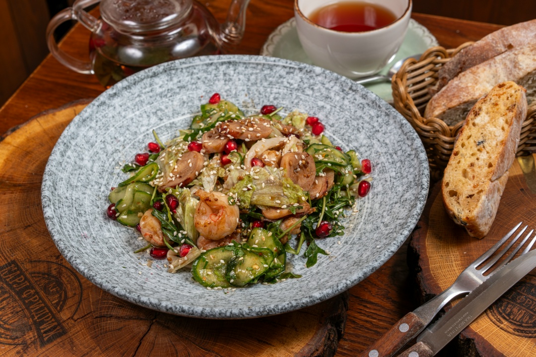 Салат с морепродуктами и соусом Модена