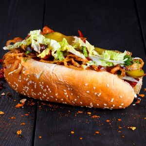 Сэндвич с колбасками и беконом