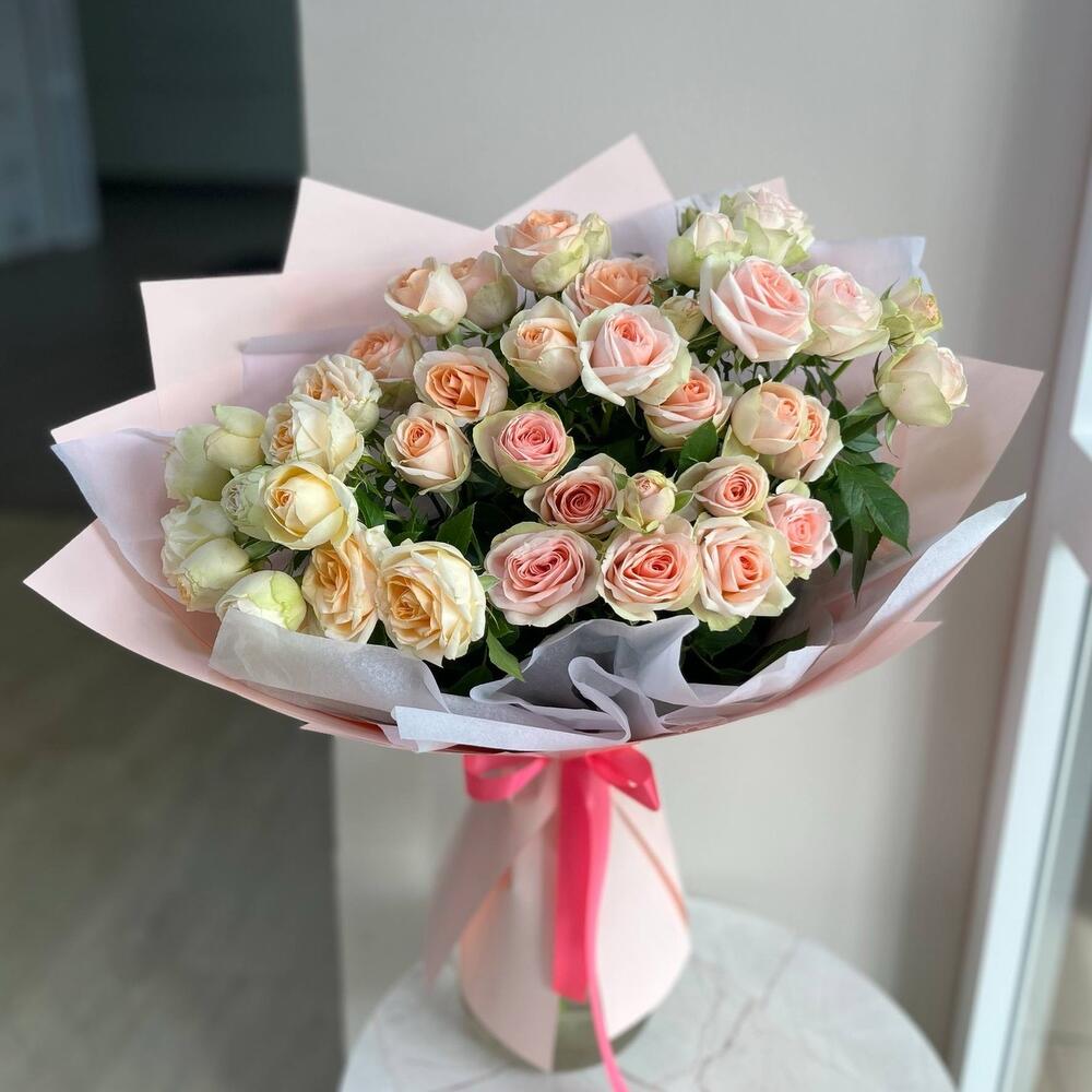 Букет пионовидных кустовых роз