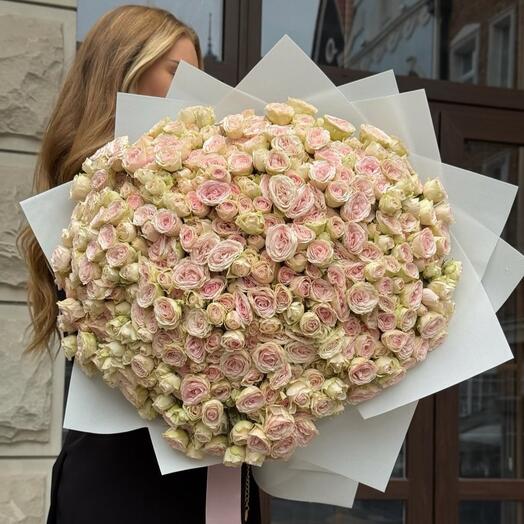 Огромный букет кустовых роз