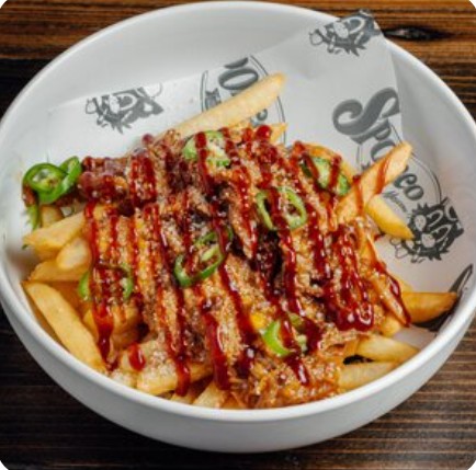 Картофель фри с рваной свининой