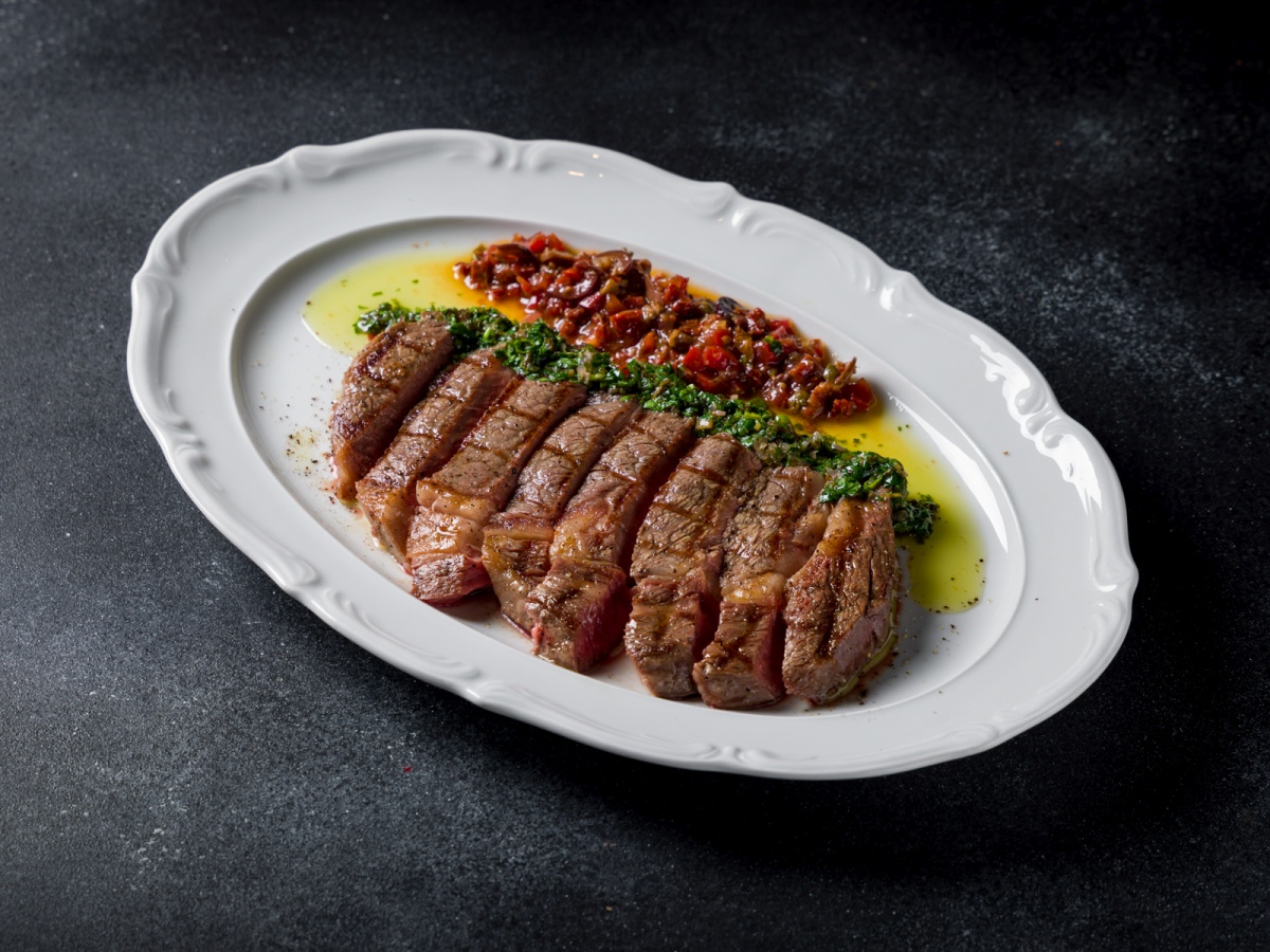 Рибай с перечным соусом