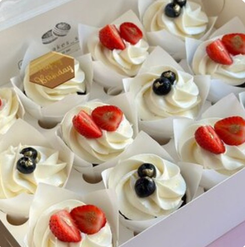 12 капкейков с клубникой и голубикой HB