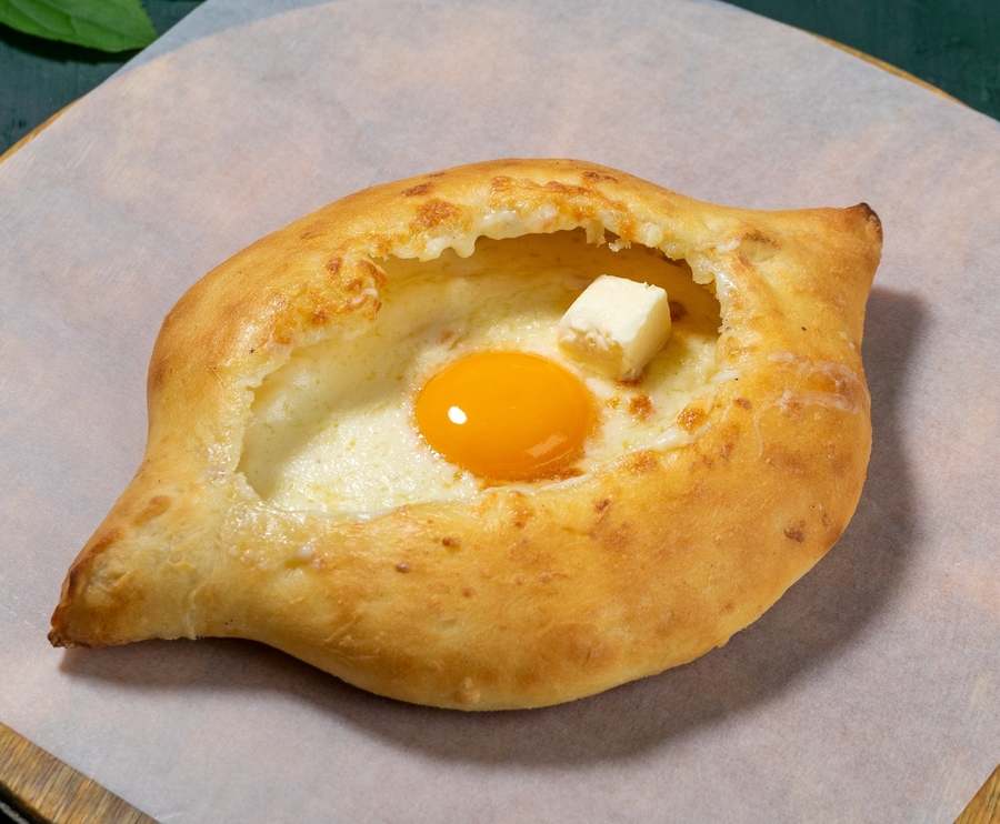 Хачапури по-аджарски с яйцом