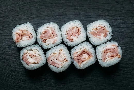 Ролл с беконом