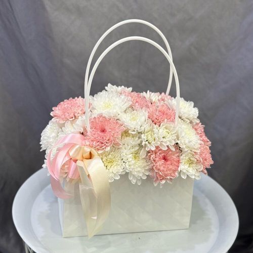 Букет из хризантем в сумочке (к0150)