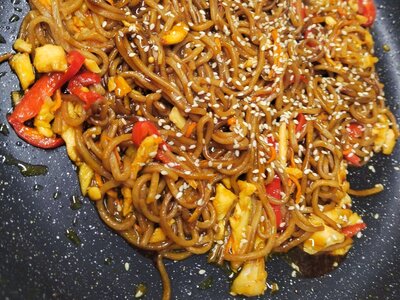 Гречневая лапша с курицей в соусе терияки