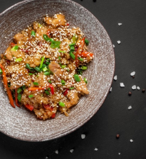 Курица в соусе терияки с рисом и овощами