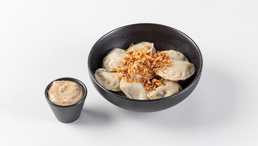 Вареники постные с картофелем, грибами и кунжутным соусом