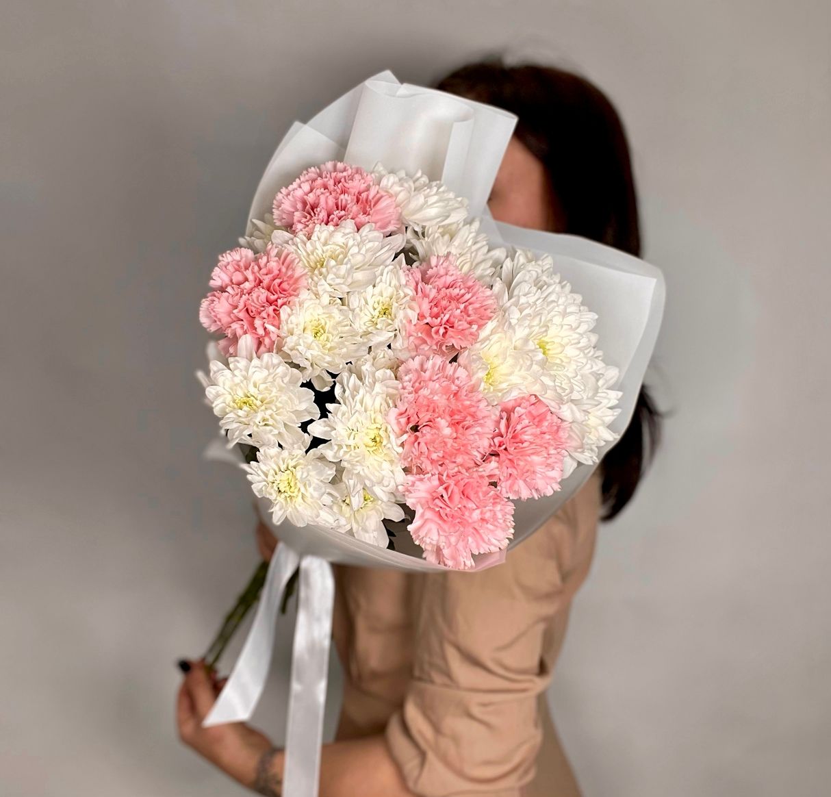 Пушистая хризантема и диантусы