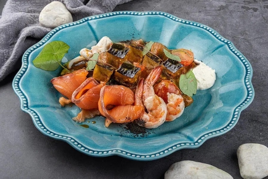 Теплый салат с морепродуктами