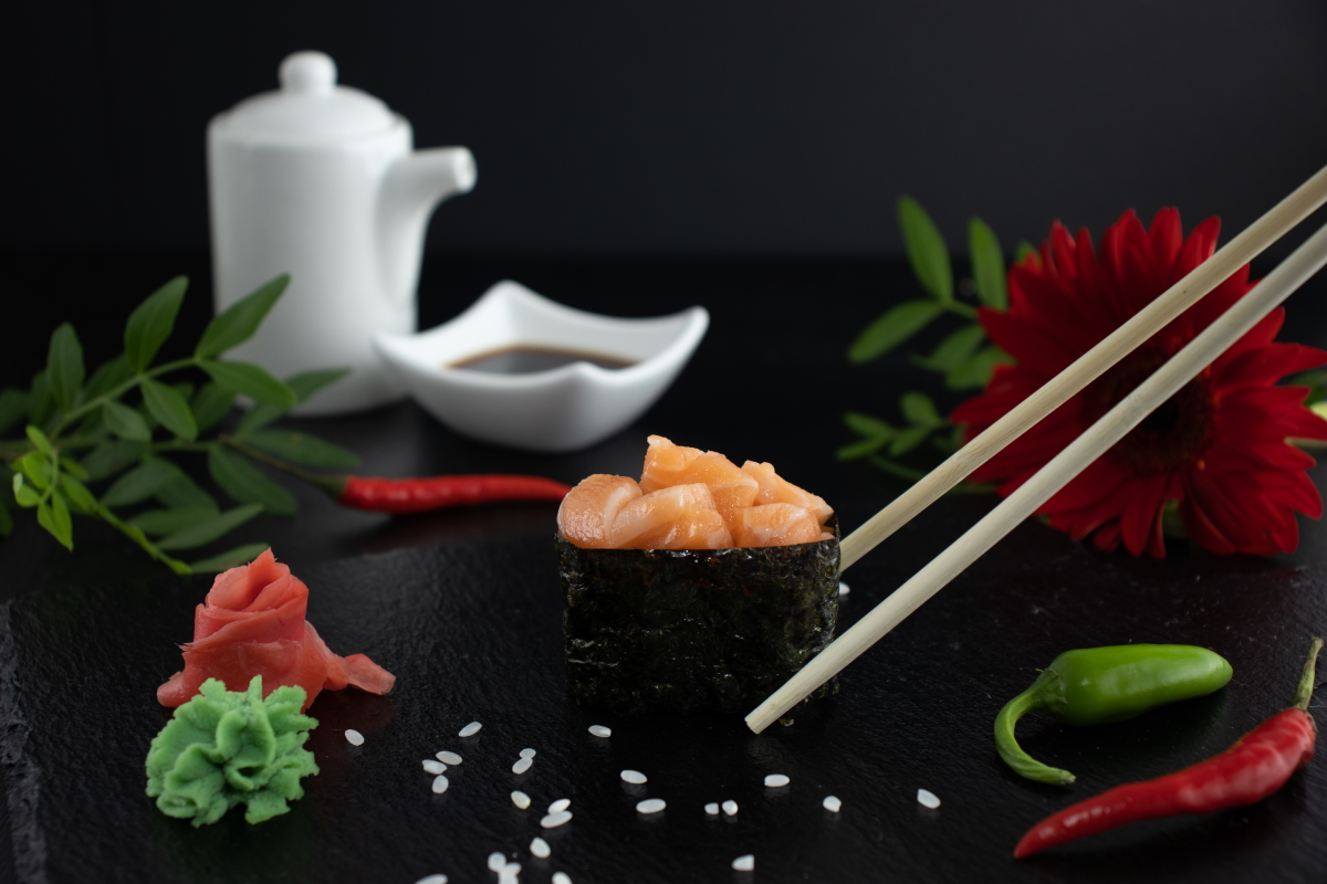 Cпайси суши с лососем