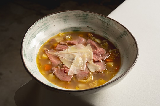 Фасолевый суп со слайсами вителло и сыром пармизан