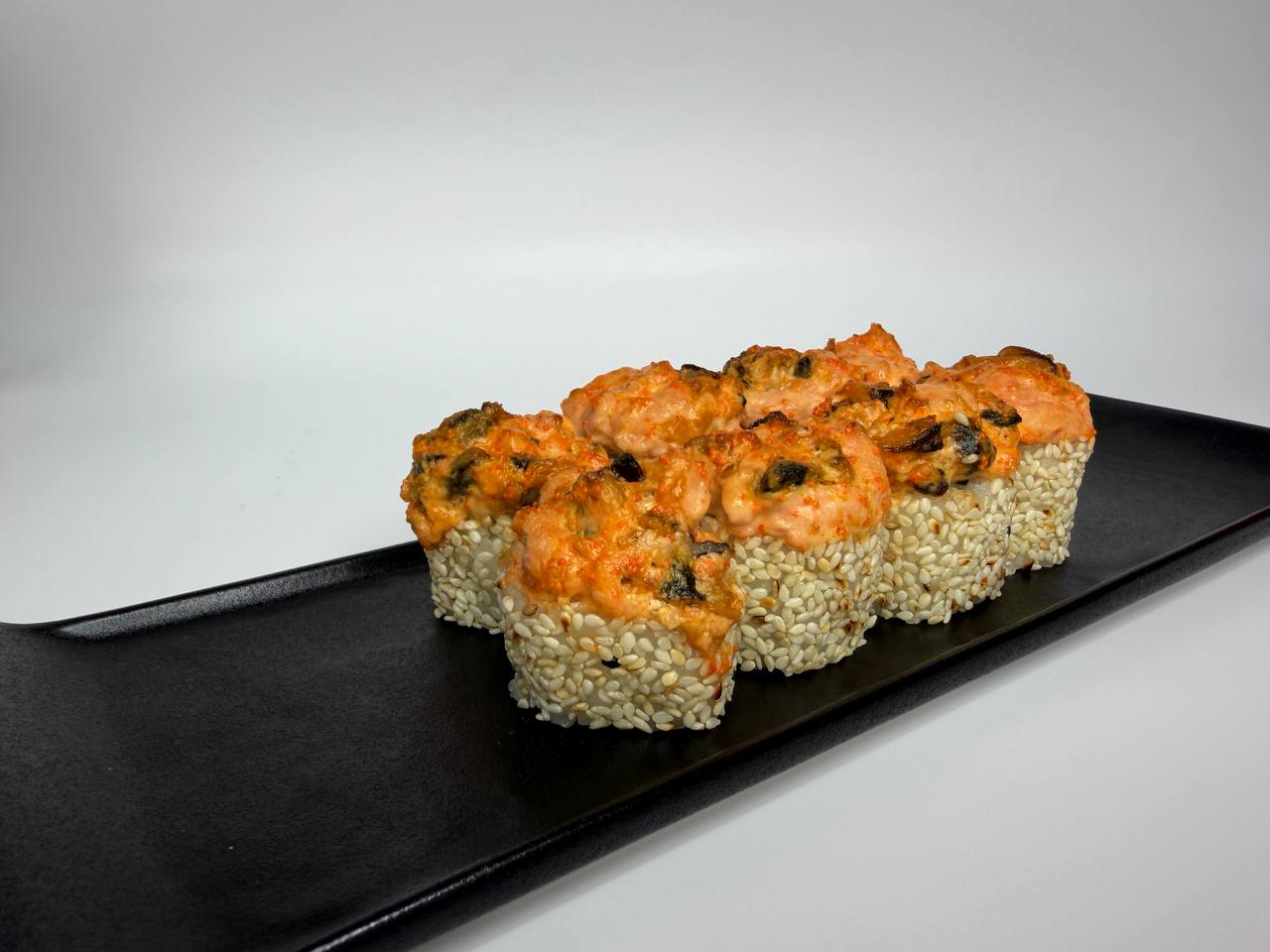 Запеченный ролл с лососем и салатной мидией