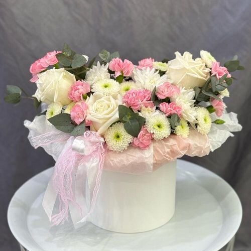 Букет цветов в коробке: розы, хризантемы, диантусы (к1756)