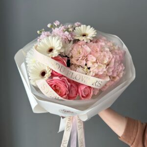 Нежный букет с гортензией и гермини