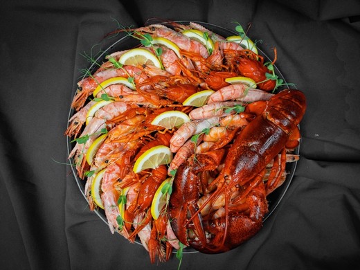 Плато с лобстером