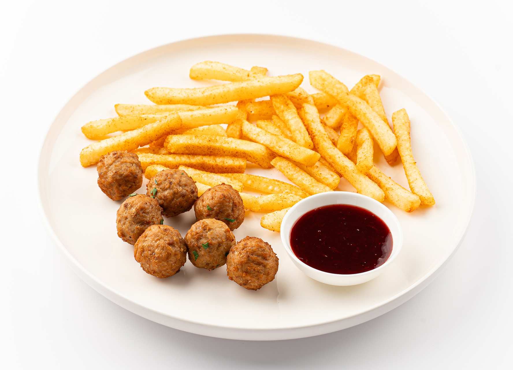 Фрикадельки с картофелем фри и брусничным соусом