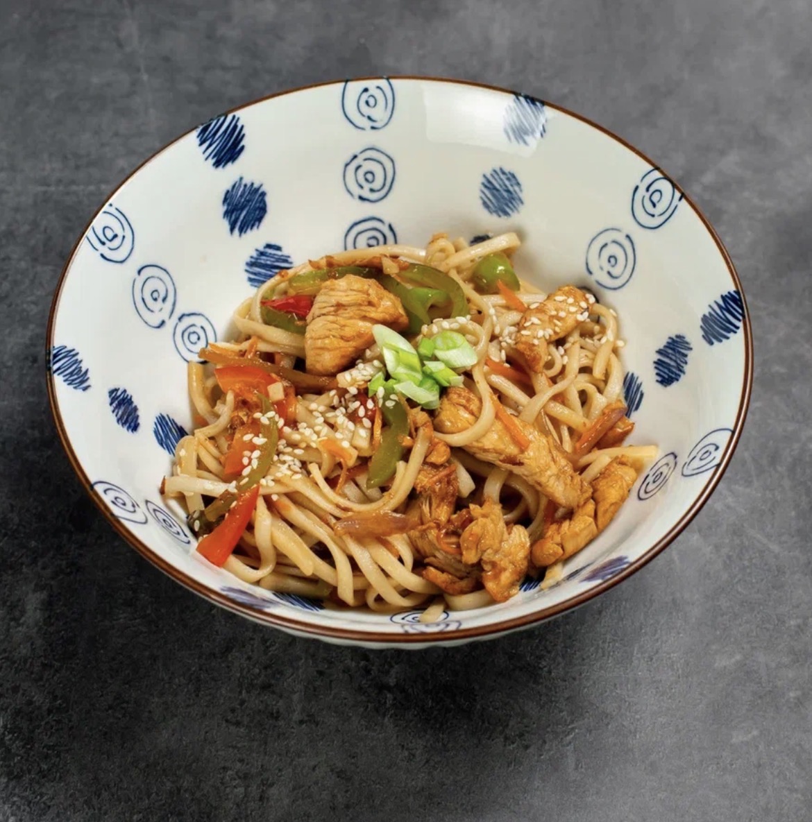 Удон с курицей в соевом соусе 