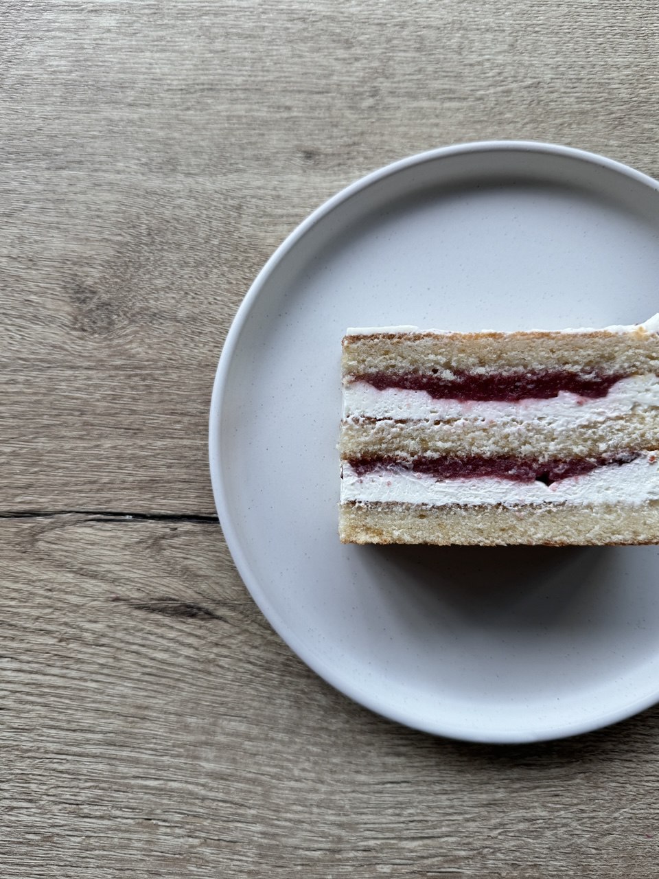 Торт Крем-чиз с клубничной начинкой