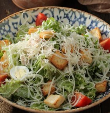 Салат Цезарь с курицей