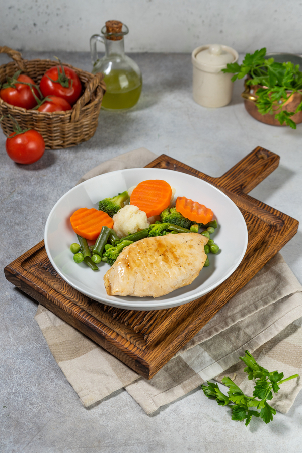Куриная грудка на гриле с овощами на пару