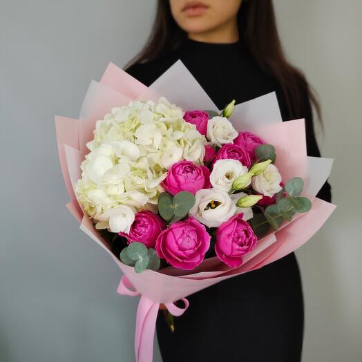 Букет из гортензии, ароматных пионов.кустовых роз