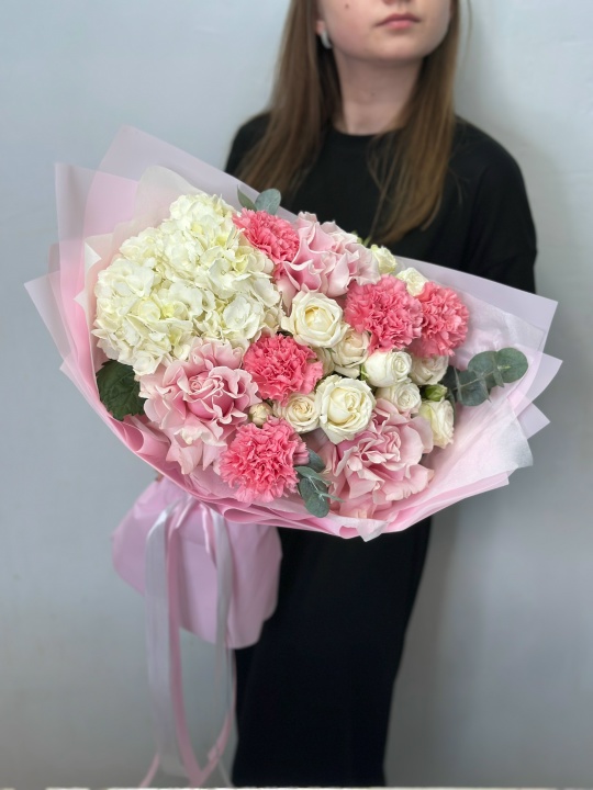 Белая гортензия ,французские розовые розы ,диантусы и кустовые белые розы с эвкалиптом в упаковке
