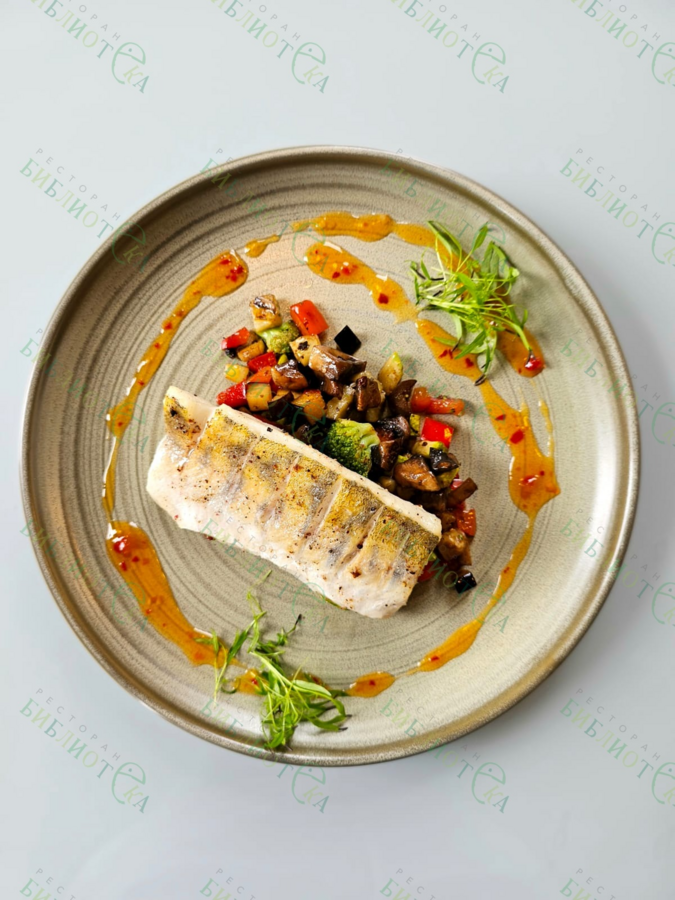 Судак на подушке из овощей