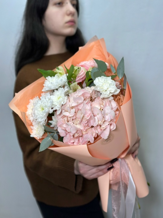 Букет с гортензией ,хризантемой ,альстромерией ,кустовой розой и гвоздикой