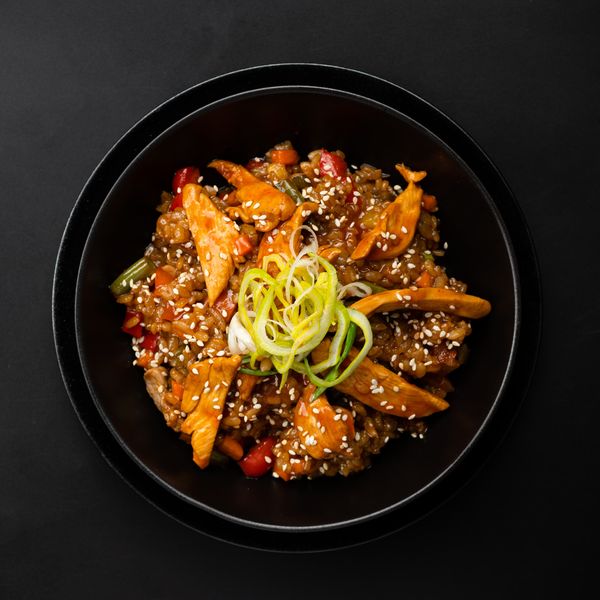 Рис WOK с курицей и овощами спайс