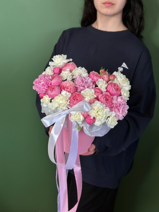 Коробочка с пионовидной кустовой розой и диантусами