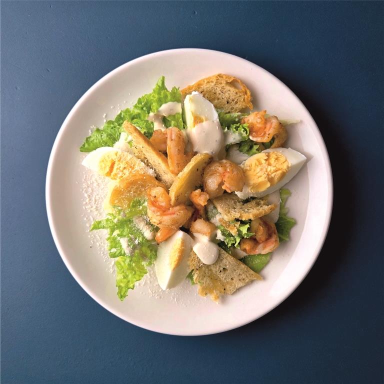 Салат Цезарь с креветками