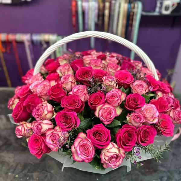 Композиция из 101 розы с нежным лимониумом в плетеной корзине