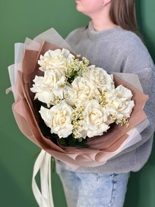 Букет с французскими розами и ромашками