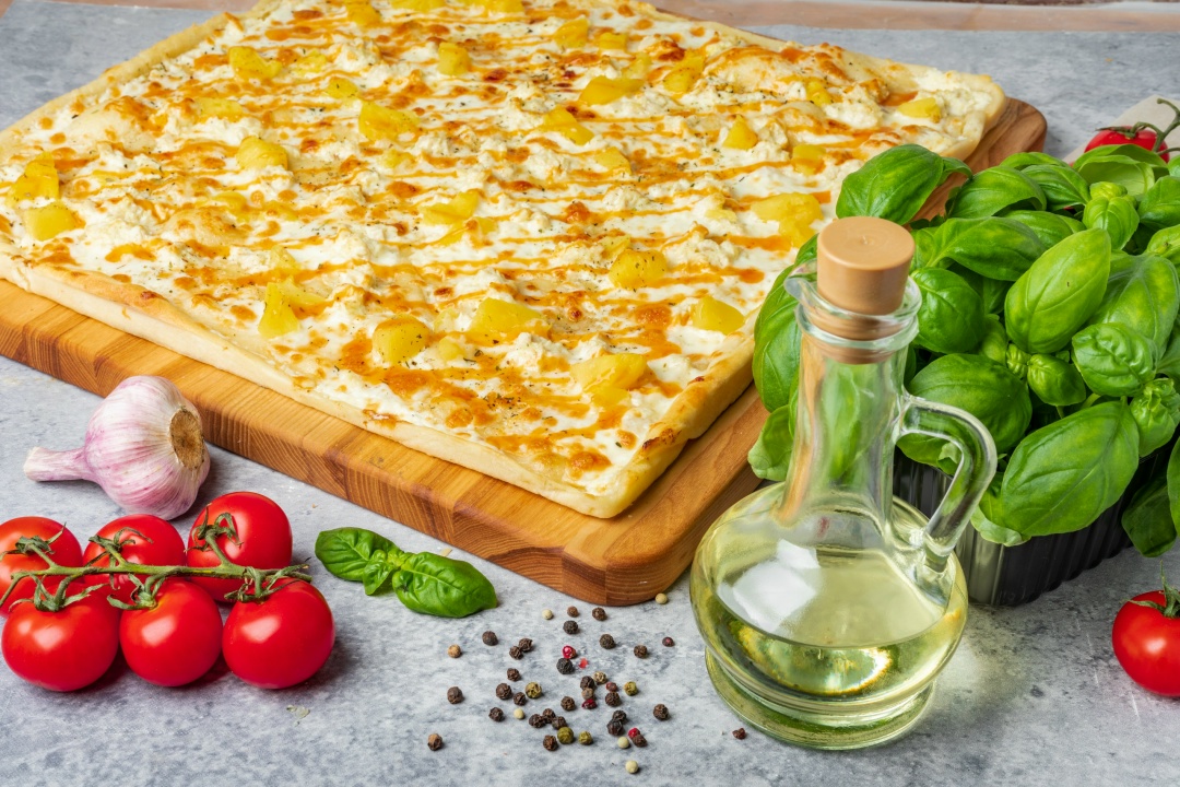 Курица с ананасами 27см 