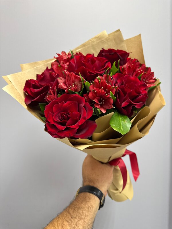 Букет из алых французских роз с альстромерией и рускусом