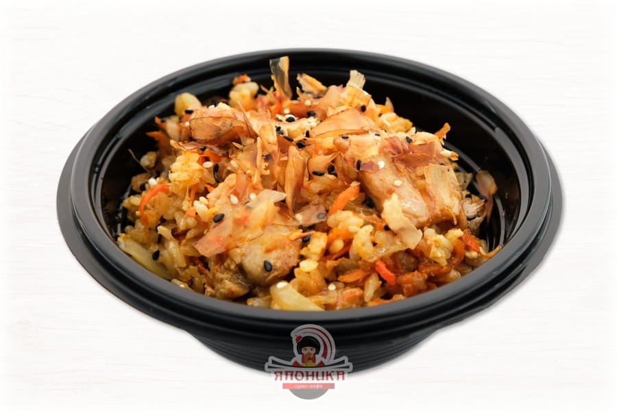 Жареный рис с цыпленком, овощами и яйцом