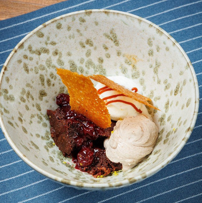 Шоколадный брауни с ванильным мороженым и вишневым конфи