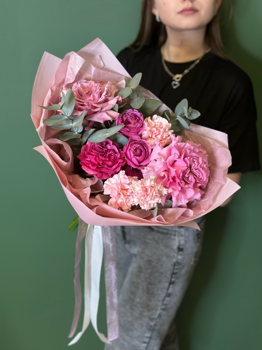 Букет с пионовидными розами кантри ,розовыми гвоздиками ,кустовой розой и эвкалиптом