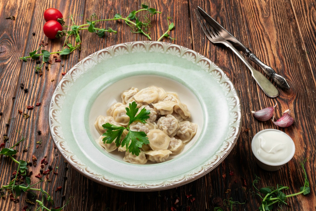 Пельмени со сметаной и зеленью