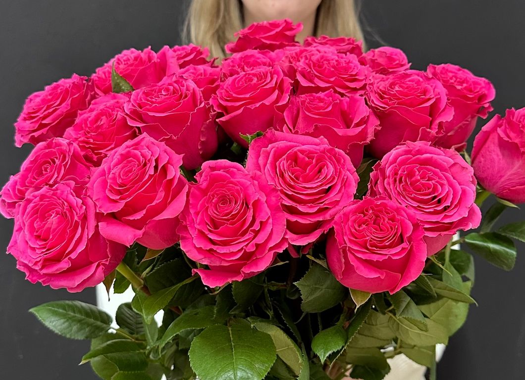 25 роз фуксия на ленте 60 см
