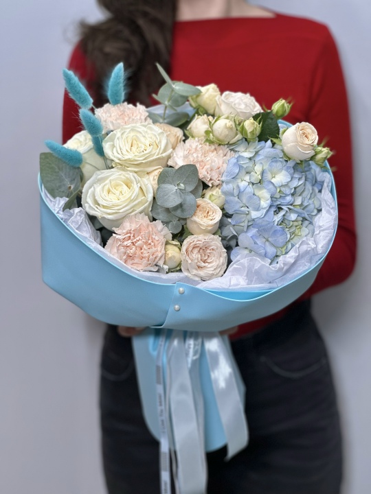 Круглый букет с гортензией и сухоцветами