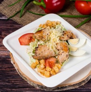Салат Цезарь с курицей